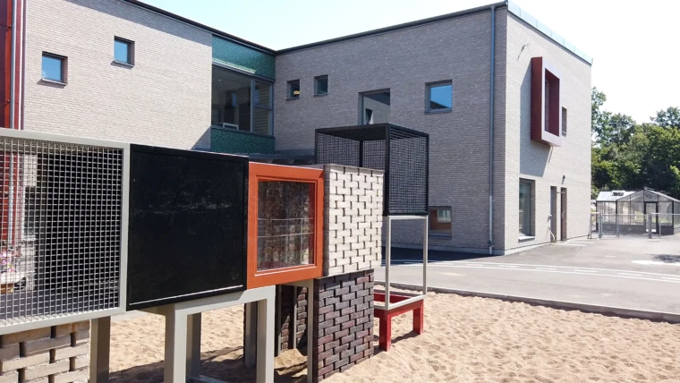 Kristallens förskola, vy från gården med växthuset och grönska i bakgrunden (Foto: SFF 2020)