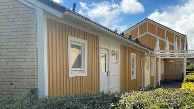 Musikantens förskola, vy från gården mot avdelningarnas entréer.