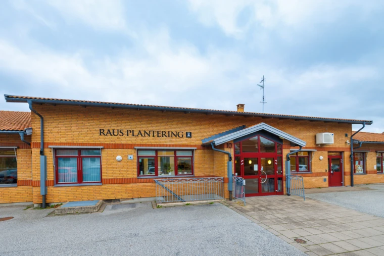 Raus Planterings skola, vy mot huvudentrén. Foto: Martin Sörbo