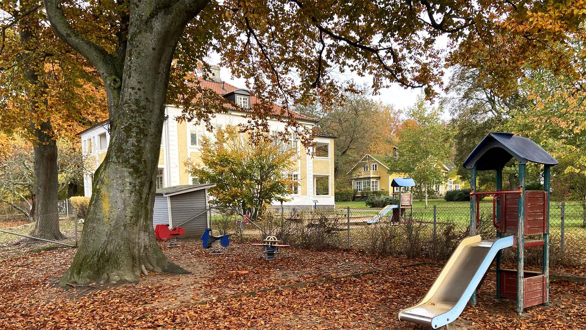 Brunnsalléns förskola, vy från huvudbyggnadens gård med Villa Begonia i bakgrunden.