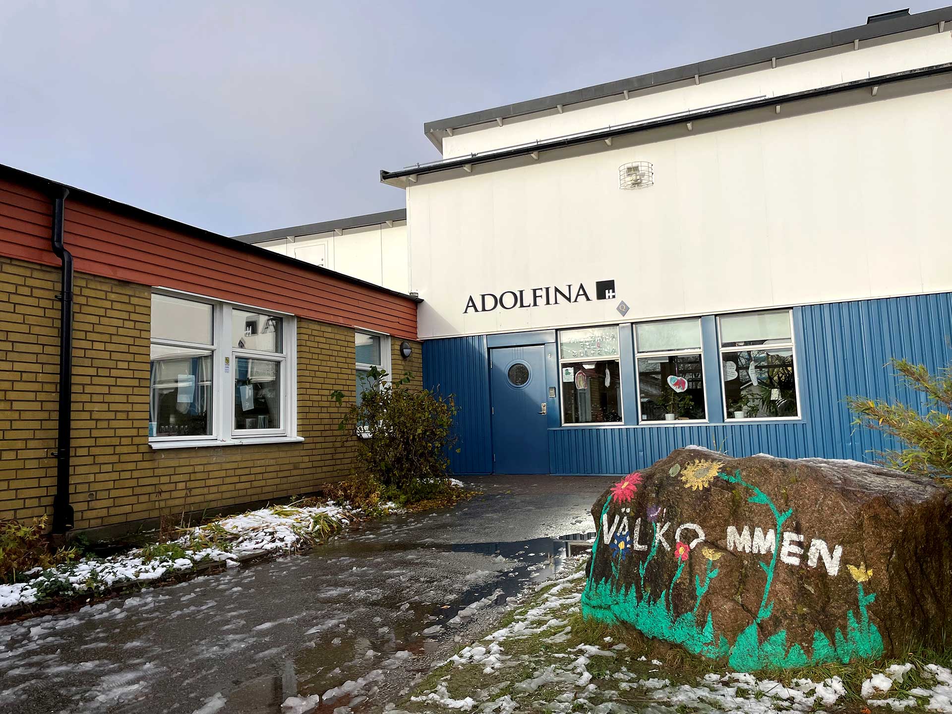 Foto på Adolfina förskola, vy utifrån mot entrén i vintertid