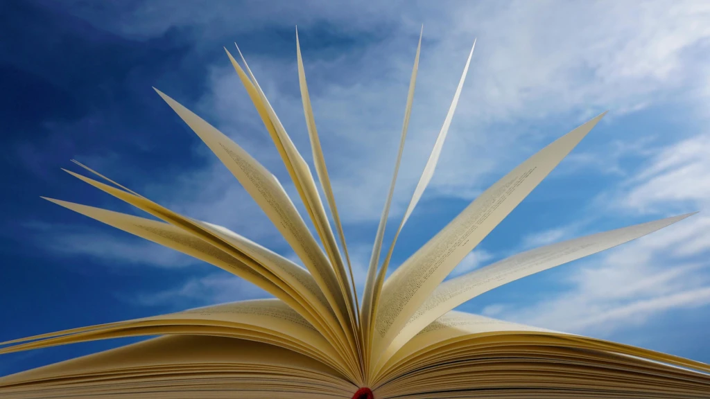 En öppen bok, utomhus.