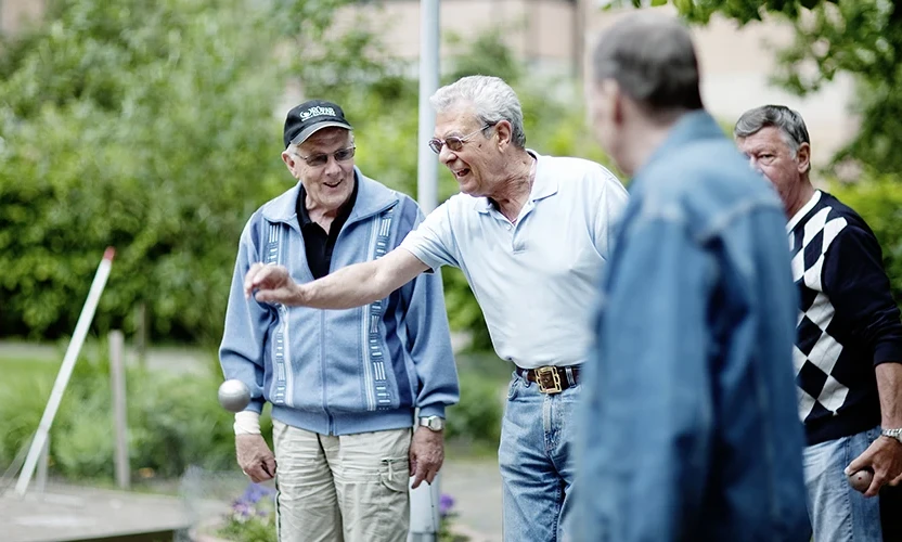 Tre herrar som spelar boule