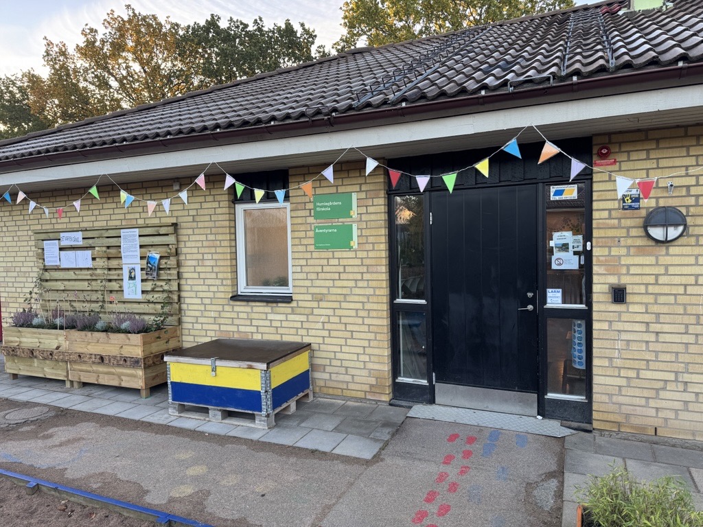 Fasadbild entré Humlegårdens förskola