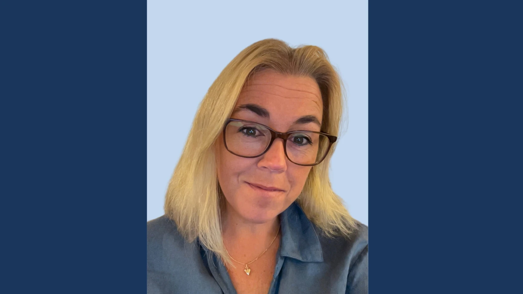 En blond kvinna med glasögon