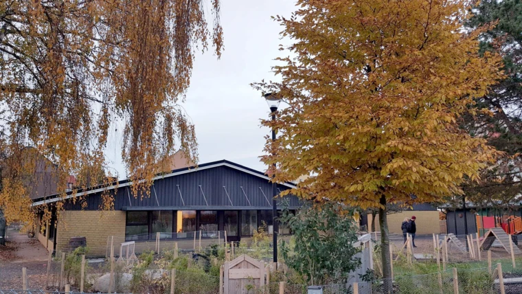 Foto på Stattena förskola med vy mot gården för äldre barn