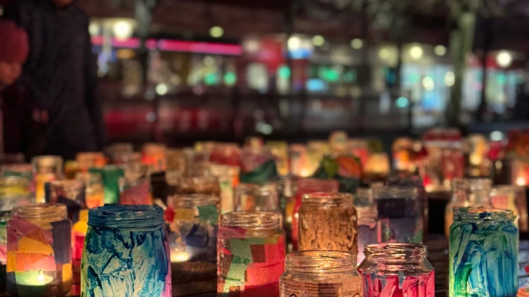 1000 lyktor lyser igen, ett av ljusverken under Drömljus