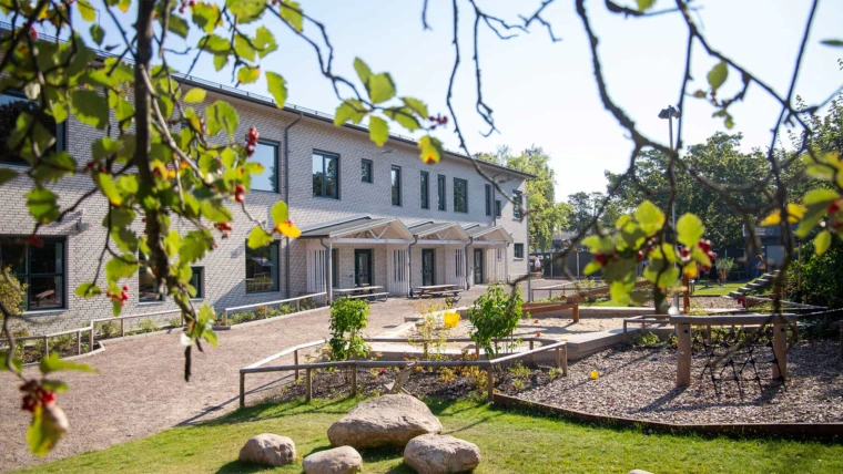 Dalhems förskola, vy från gården mot barnens entréer. Foto: ChHo SFF 2024