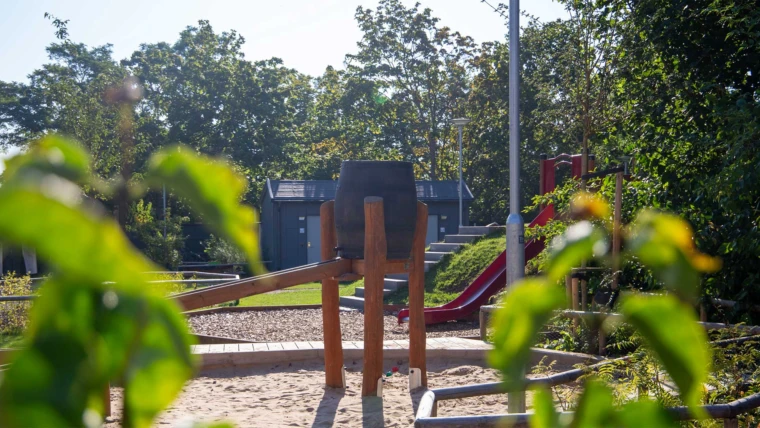 Dalhems förskola, gården med vy mot vattenlekan. Foto: ChHo SFF 2024