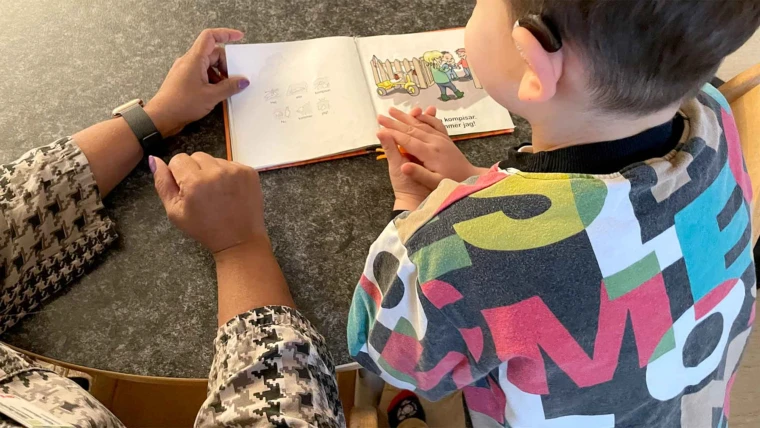 Foto på barn och pedagog på Humlegårdens förskola