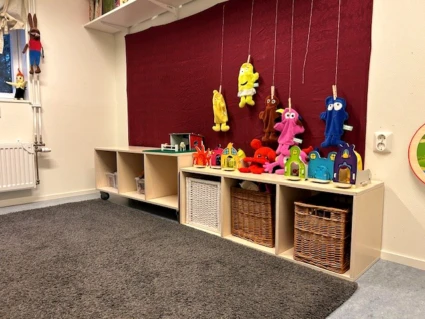Foto på lärrum på Galaxens förskola med mjuk matta och gosedjur.