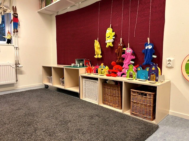 Foto på lärrum på Galaxens förskola med mjuk matta och gosedjur.
