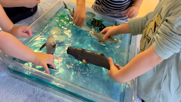 Foto med barn som leker med vatten på Äppelgårdens förskola