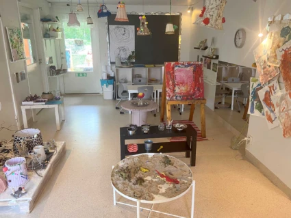 Foto från Adolfina förskolas rum för skapande med olika material.