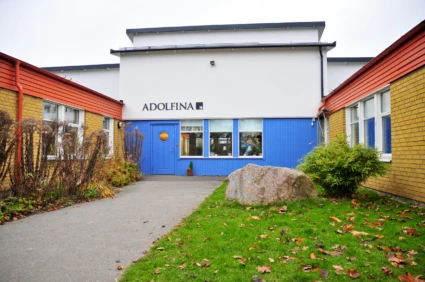 Foto på Adolfina förskola, vy mot entrén på våren.