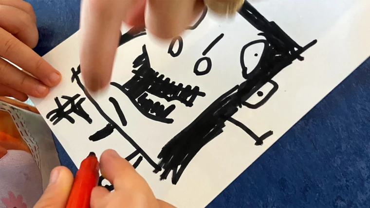 Foto på händer som ritar självporträtt på Adolfina förskola.