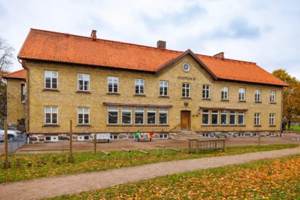 Foto på Allerums skola, på fasaden vid entrén.