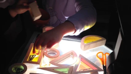 Barn som undersöker geometriska figurer med ljus och skugga (Foto: Förskolan 2024)