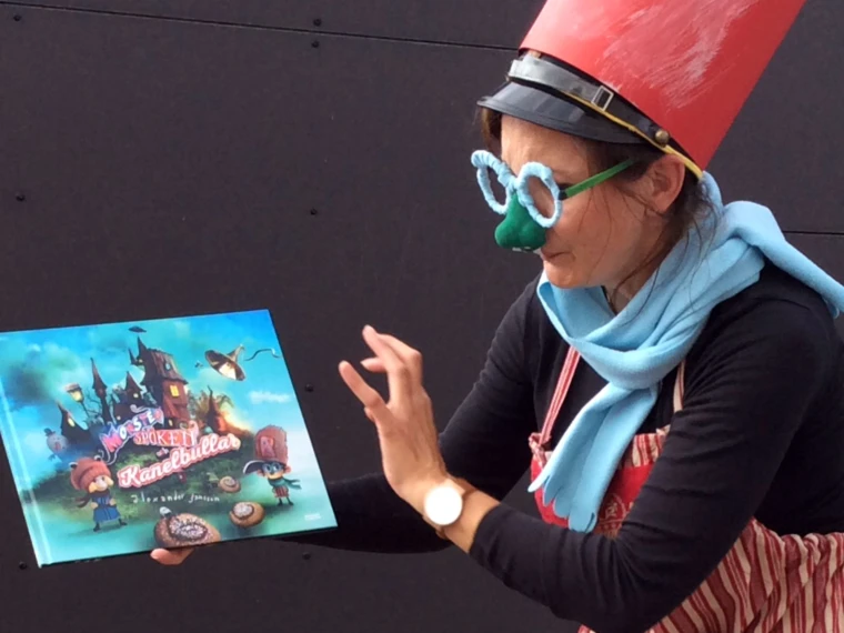 Foto på en pedagog som presenterar en saga iklädd en kostym av en av karaktärerna från sagan