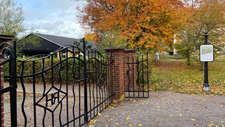 Entrén till Ramlösa Brunnspark med Brunnsalléns förskola i bakgrunden.