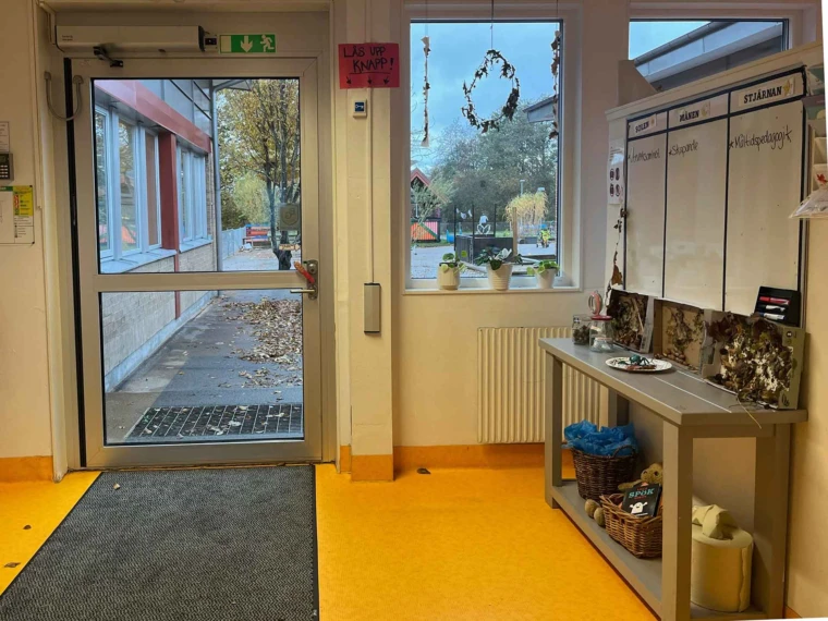 Foto på entrén inifrån John Blunds förskola och fritidshem.