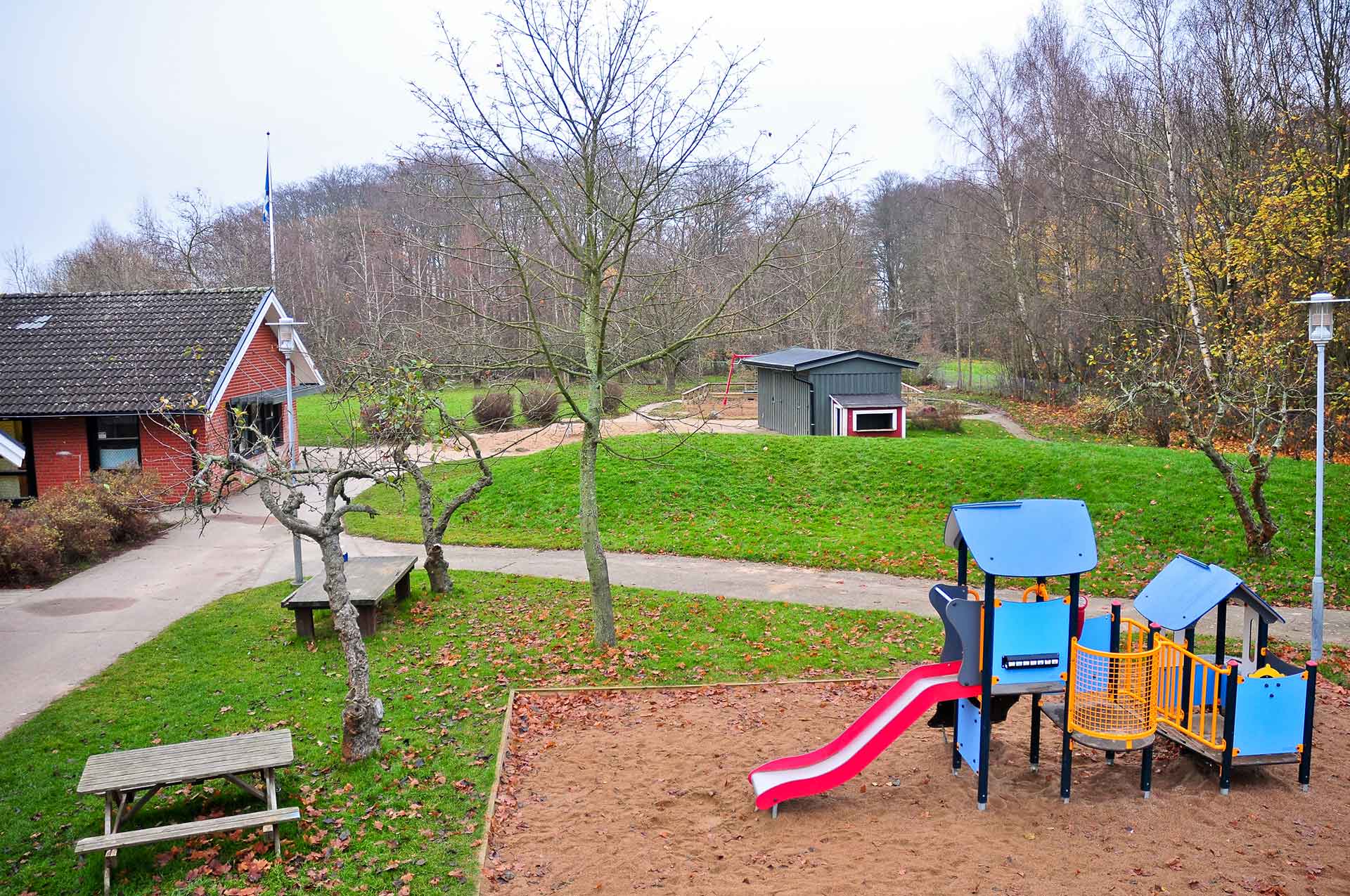 Foto på Äppelgårdens förskola, vy från gården