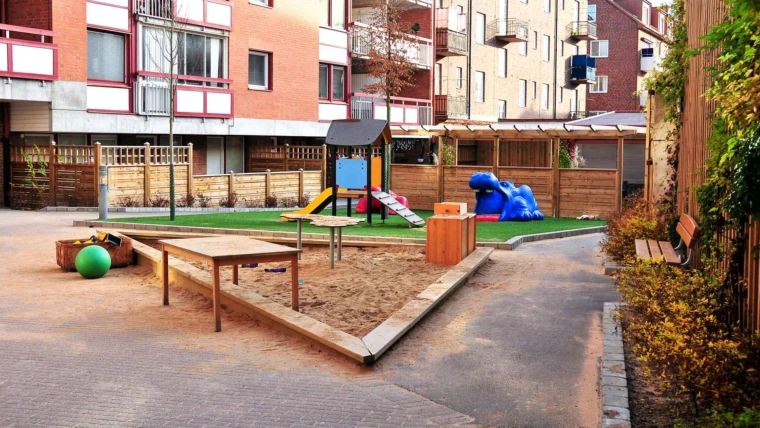 Foto på Brommagatans förskola, vy från gården.