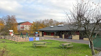 Foto på Ättekulla förskola, vy från gården med stora grönytor.