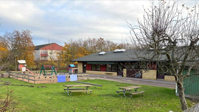 Foto på Ättekulla förskola, vy från gården med stora grönytor.