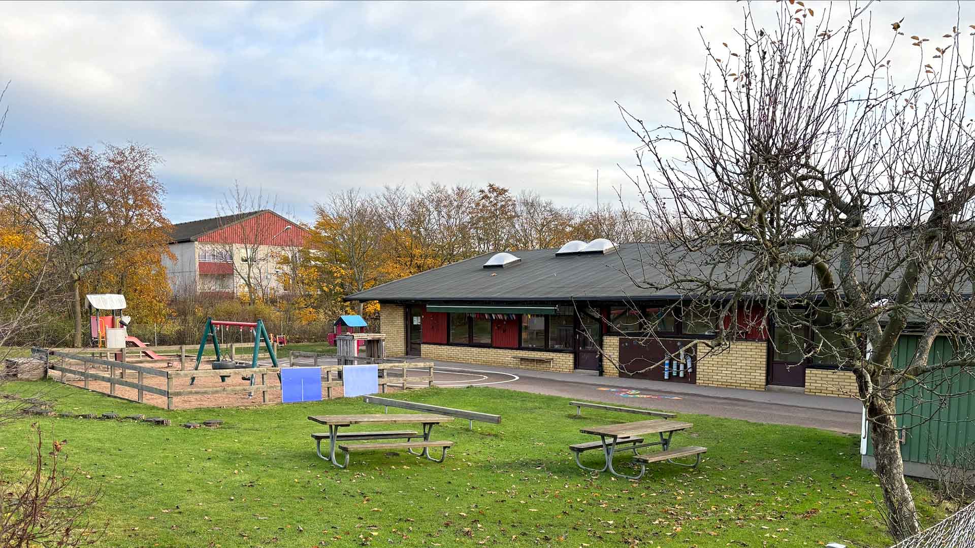 Foto på Ättekulla förskola, vy från gården med stora grönytor.
