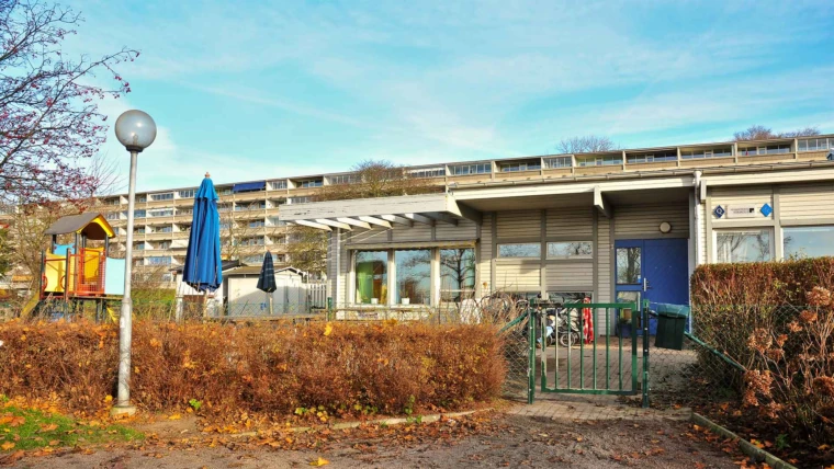 Foto på Hamiltons förskola. Vy från entrén.