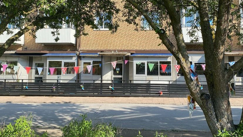 Foto av Lussebäckens förskola med vy från gatan.