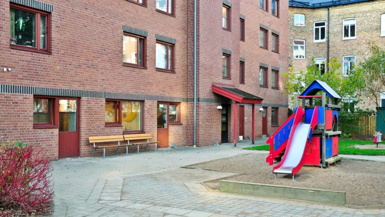 Foto på fasaden för Wrangelsgatans förskola. Vy från gården.