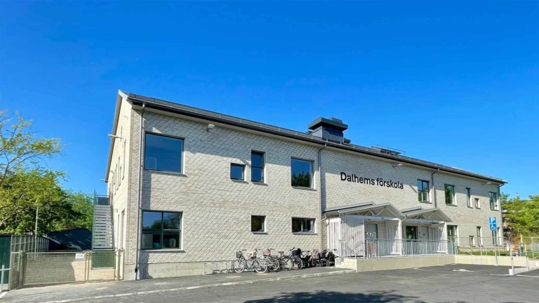 Fasaden på Dalhems förskola, vy från besöksparkeringen.
