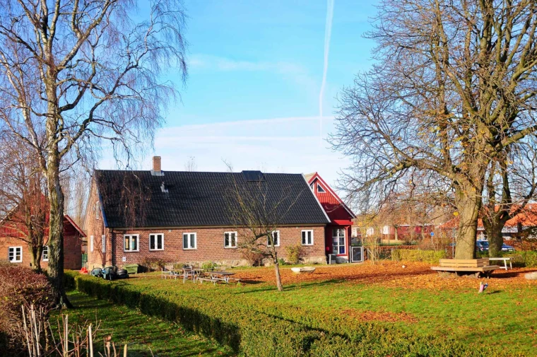 Foto på Flohem förskola, vy från gården.