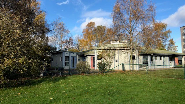 Foto på Opalens förskola, vy från grönområdet mot entrén