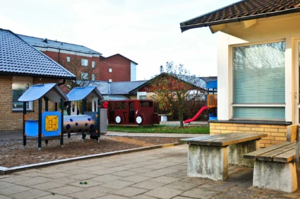 Foto av Pålsjö Östra förskola, vy från del av gården med bostadsområdet i bakgrunden.