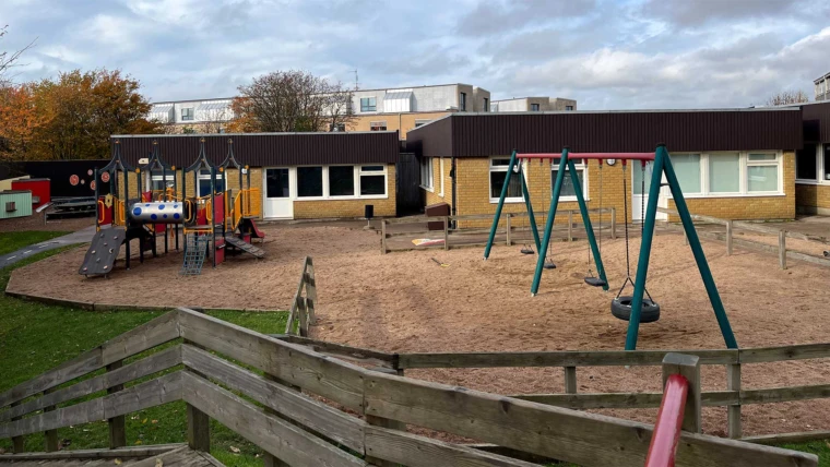 Foto på Ängslyckans förskola vid grönområdet med lekområde för äldre barn.