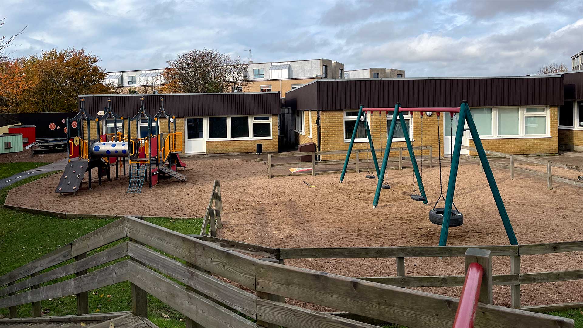 Foto på Ängslyckans förskola vid grönområdet med lekområde för äldre barn.