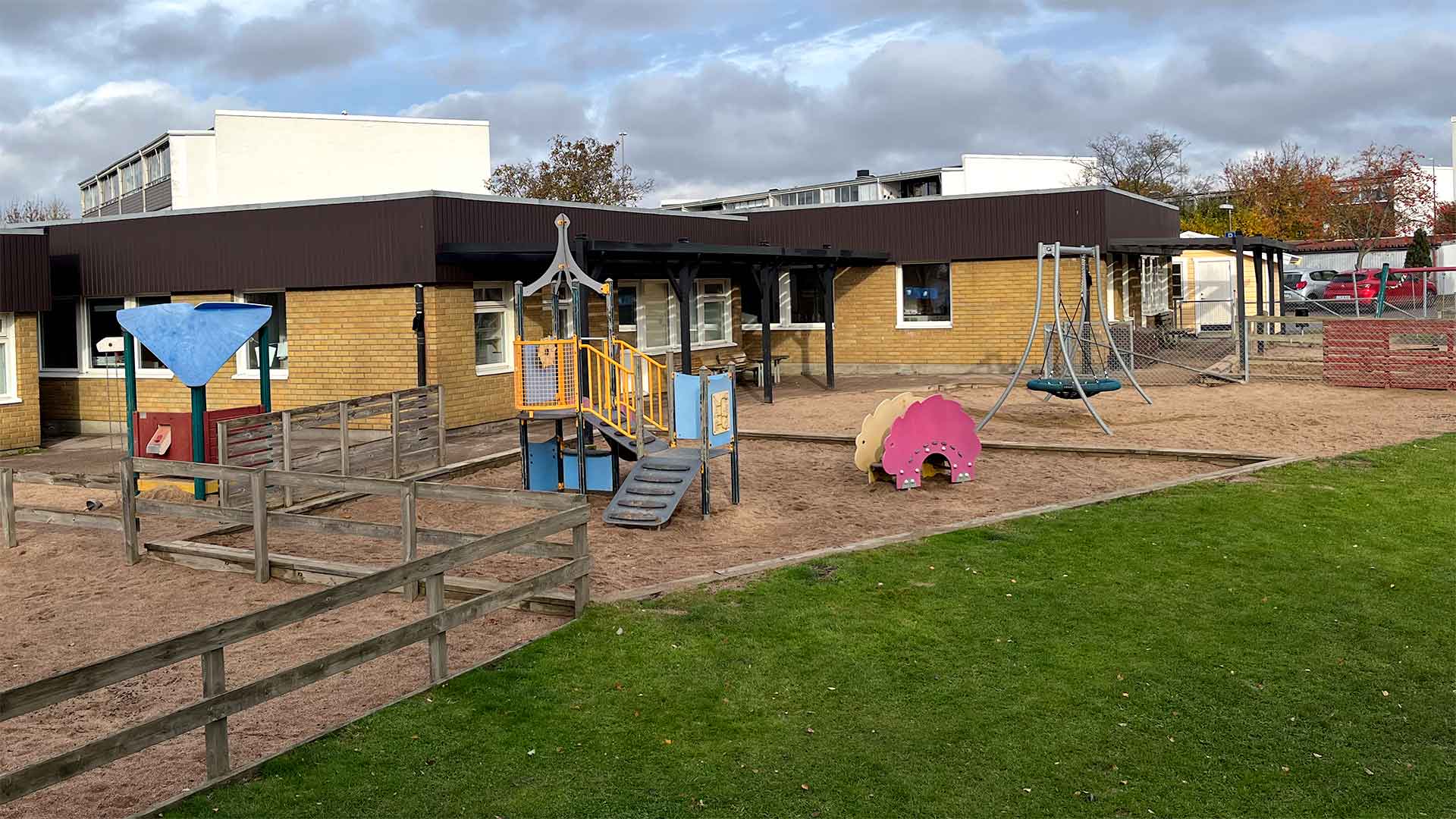 Foto på Ängslyckans förskola vid grönområdet med lekområde för yngre barn.