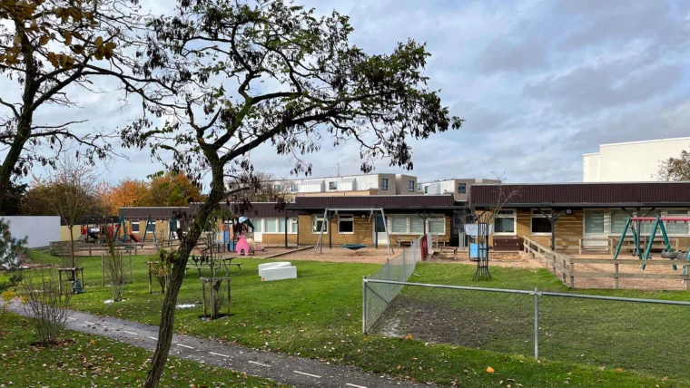 Foto på Ängslyckans förskola, vy från allmänningen med cykelbanan i förgrunden och bostadsområdet i bakgrunden.