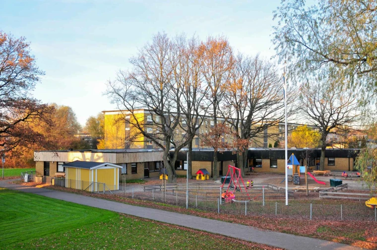 Foto på Västra Berga förskola, vy från gården