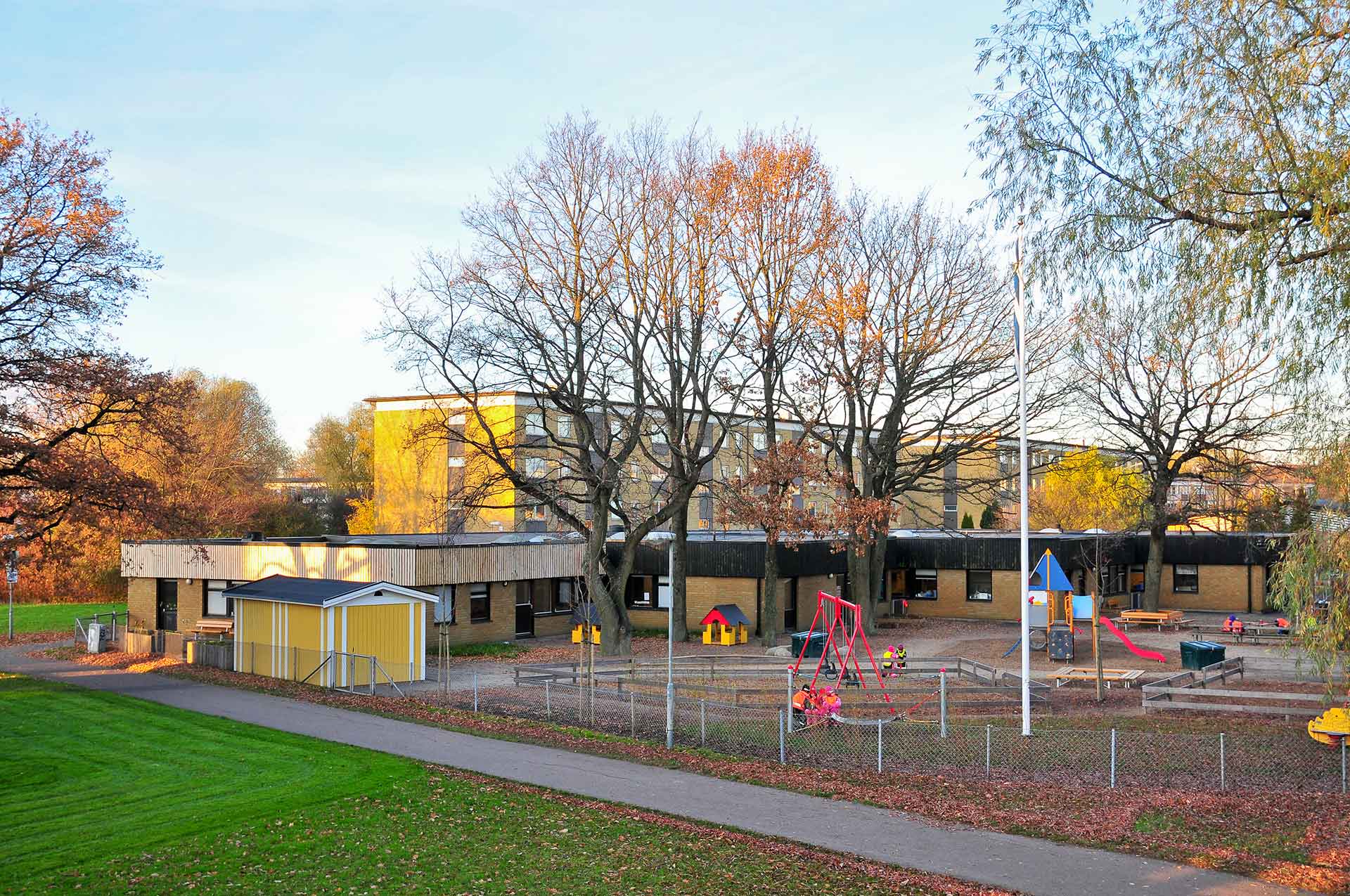 Foto på Västra Berga förskola, vy från gården