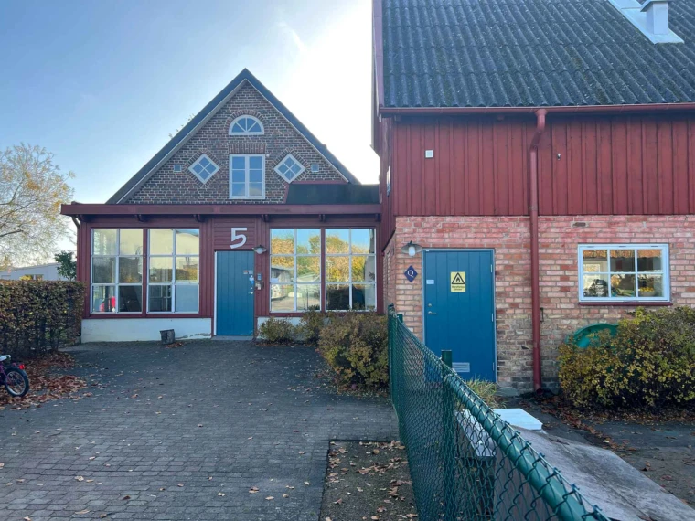 Foto på Flohem förskola utifrån framför entrén