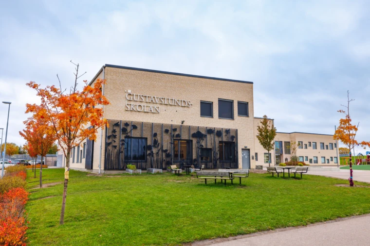 Foto på Gustavslundsskolan, vy från gården