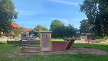 Husensjö förskola, vy från gården med olika klätterlekplatser i förgrunden.