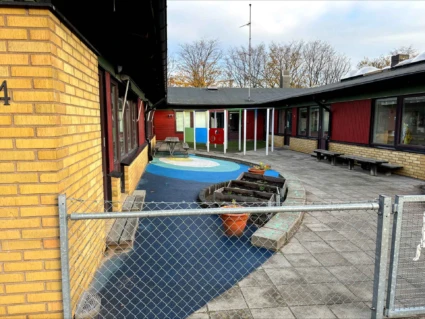 Foto på Ättekulla förskola, vy från innergården.