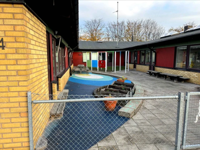 Foto på Ättekulla förskola, vy från innergården.