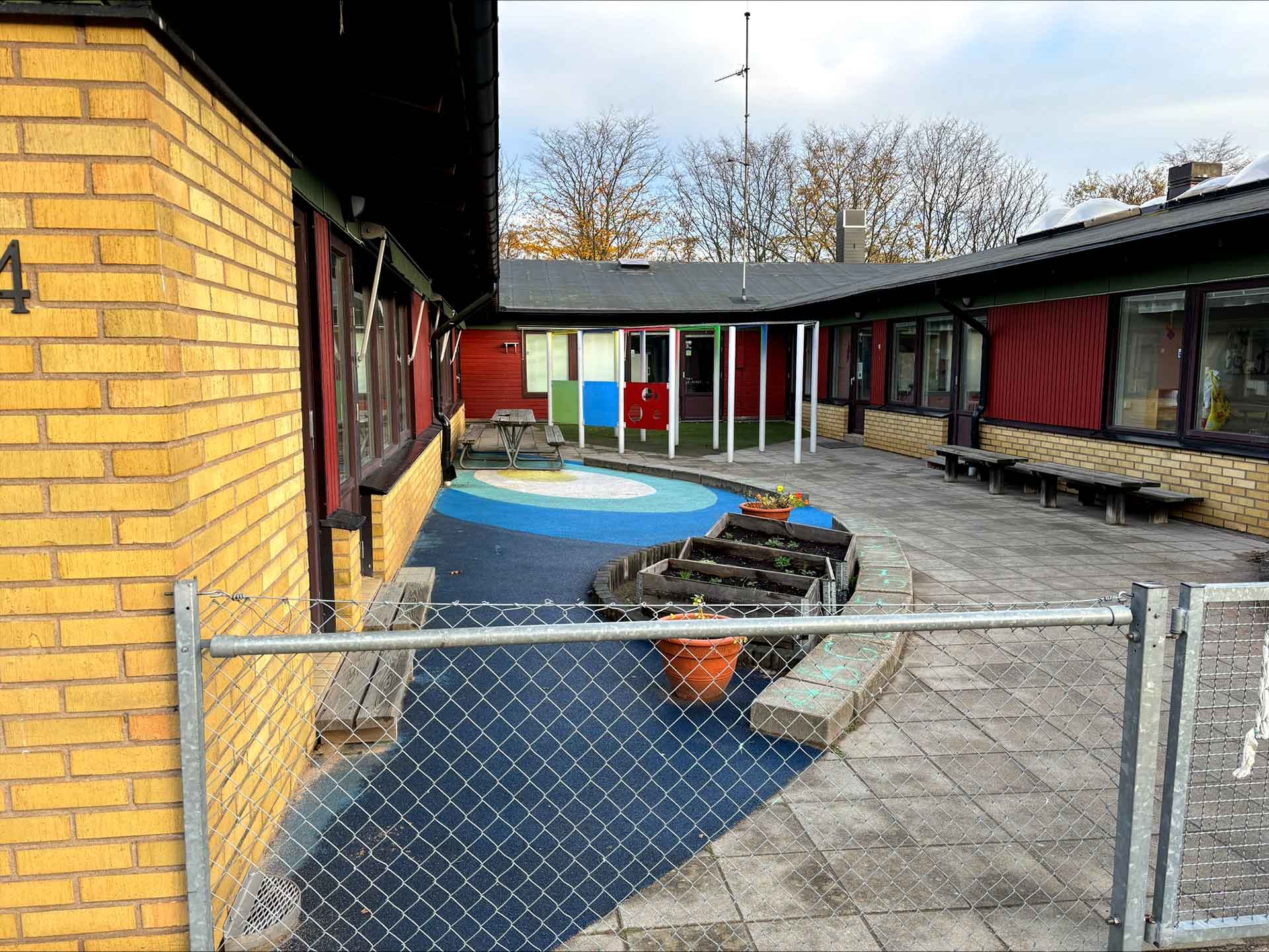 Foto på Ättekulla förskola, vy från innergården.