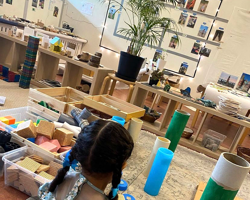 Foto på barn som leker och lär i ateljén på Lussebäckens förskola